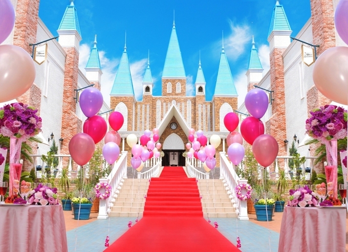 ゼクシィ_チャペル前景_赤絨毯.jpg